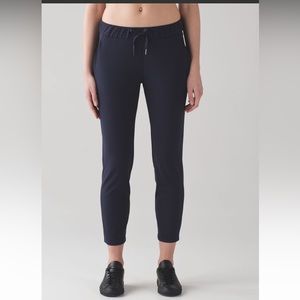 EUC Lululemon On the Fly 7/8 woven pants-navy blue